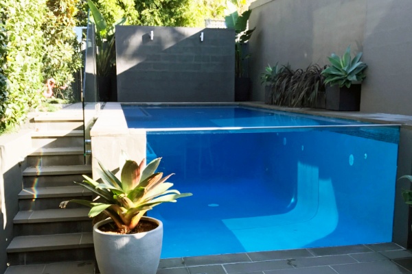 Glass plunge pool
